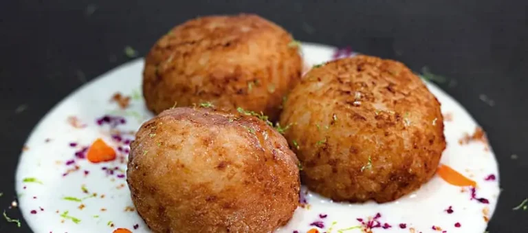 BOLITAS DE ARROZ SAN PEDRO FRITO CON LECHE SABORIZADA Y RALLADURA DE LIMÓN